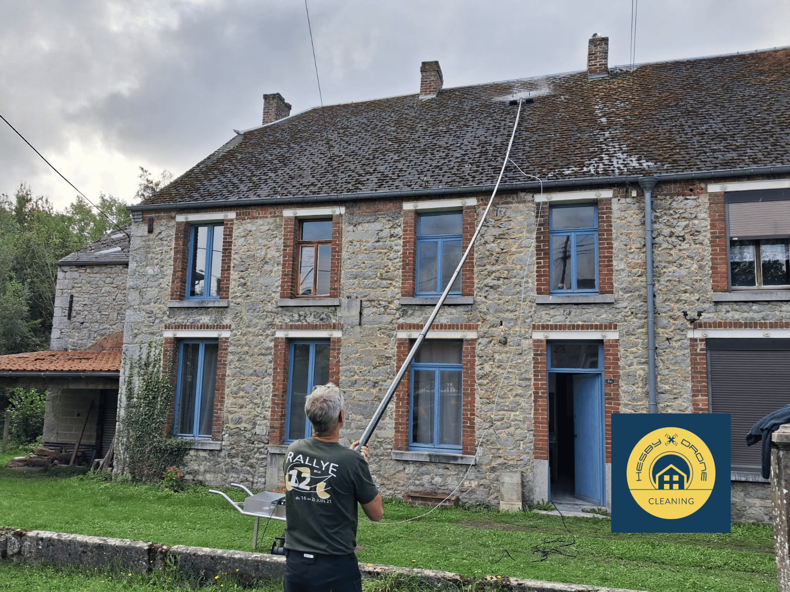 Démoussage de toiture à la perche, sans échafaudage